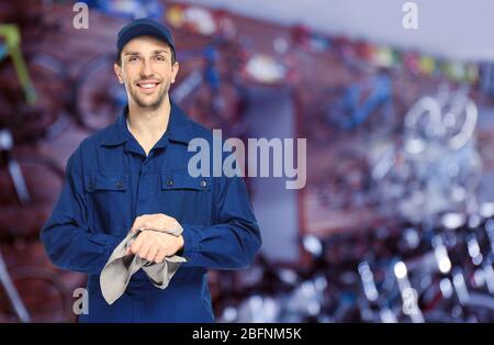 Proprietario di affari al suo negozio di biciclette Foto Stock