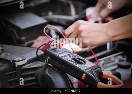 Auto meccanico riparazione auto in carrozzeria Foto Stock