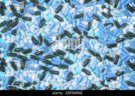 Diversi farmaci colorati e pillole da sopra lo sfondo senza giunture isolati su sfondo bianco Foto Stock