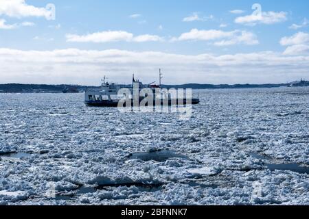 Ferry boat crossing the river covered with ice. Quebec city, Canada Foto Stock