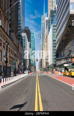 La 42nd Street a Midtown Manhattan è quasi completamente vuota di traffico a causa della pandemia COVID-19, aprile 2020, New York City, USA Foto Stock