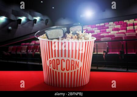 Gustosi popcorn e bicchieri 3D al cinema Foto Stock