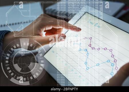 Concetto tecnologico moderno. Donna che lavora con un tablet in ufficio Foto Stock