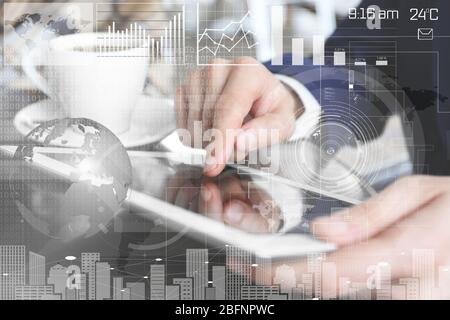 Concetto tecnologico moderno. Uomo che lavora con un tablet in ufficio Foto Stock