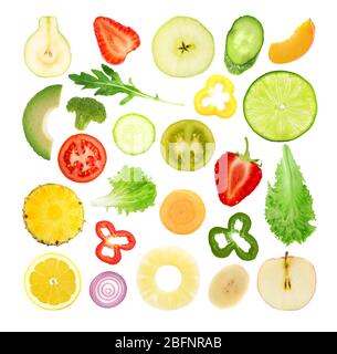 Fette di frutta e verdura su sfondo bianco Foto Stock