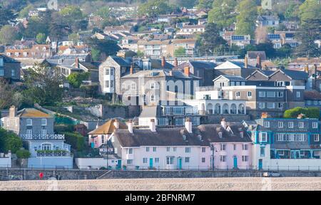 Lyme Regis, Dorset, Regno Unito. 19 Apr 2020. Tempo in Gran Bretagna: La graziosa località costiera è bagnata dal caldo sole del tardo pomeriggio. La città è molto più tranquilla del normale, come la gente osserva le distanze sociali durante il blocco coronavirus. Credit: Celia McMahon/Alamy Live News Foto Stock