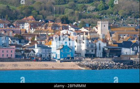 Lyme Regis, Dorset, Regno Unito. 19 Apr 2020. Tempo in Gran Bretagna: La graziosa località costiera è bagnata dal caldo sole del tardo pomeriggio. La città è molto più tranquilla del normale, come la gente osserva le distanze sociali durante il blocco coronavirus. Credit: Celia McMahon/Alamy Live News Foto Stock