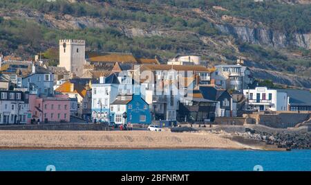 Lyme Regis, Dorset, Regno Unito. 19 Apr 2020. Tempo in Gran Bretagna: La graziosa località costiera è bagnata dal caldo sole del tardo pomeriggio. La città è molto più tranquilla del normale, come la gente osserva le distanze sociali durante il blocco coronavirus. Credit: Celia McMahon/Alamy Live News Foto Stock