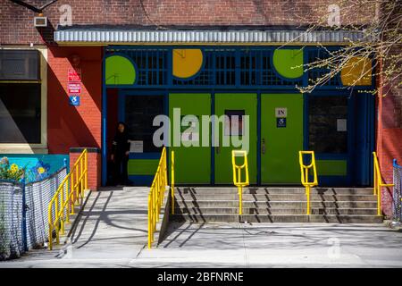 La PS33 chiusa nel quartiere Chelsea di New York sabato 11 aprile 2020. Il sindaco di New York Bill De Blasio ha annunciato che le scuole pubbliche di New York chiuderanno per il resto dell'anno scolastico, riaprendosi, si spera, a settembre. (© Richard B. Levine) Foto Stock