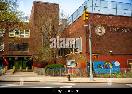 La PS33 chiusa nel quartiere Chelsea di New York sabato 11 aprile 2020. Il sindaco di New York Bill De Blasio ha annunciato che le scuole pubbliche di New York chiuderanno per il resto dell'anno scolastico, riaprendosi, si spera, a settembre. (© Richard B. Levine) Foto Stock