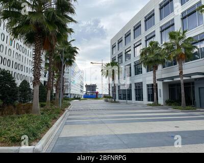 Orlando, FL/USA-4/10/20: L'esterno del garage binario e un edificio di uffici nel Centro Citta' al Laureate Park al Lago Nona in Orlando, FL Foto Stock