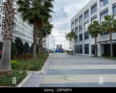 Orlando, FL/USA-4/10/20: L'esterno del garage binario e un edificio di uffici nel Centro Citta' al Laureate Park al Lago Nona in Orlando, FL Foto Stock