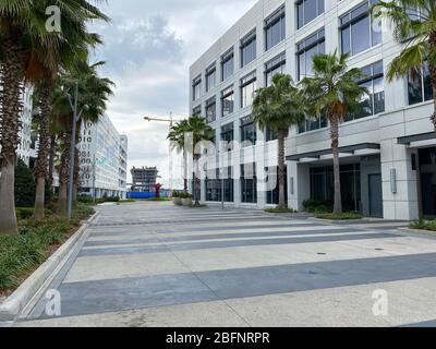 Orlando, FL/USA-4/10/20: L'esterno del garage binario e un edificio di uffici nel Centro Citta' al Laureate Park al Lago Nona in Orlando, FL Foto Stock