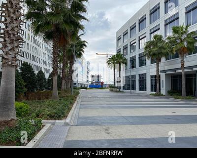 Orlando, FL/USA-4/10/20: L'esterno del garage binario e un edificio di uffici nel Centro Citta' al Laureate Park al Lago Nona in Orlando, FL Foto Stock