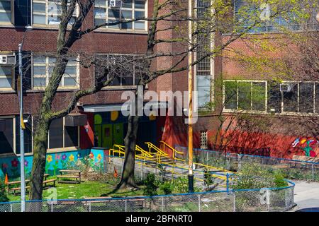 La PS33 chiusa nel quartiere Chelsea di New York sabato 11 aprile 2020. Il sindaco di New York Bill De Blasio ha annunciato che le scuole pubbliche di New York chiuderanno per il resto dell'anno scolastico, riaprendosi, si spera, a settembre. (© Richard B. Levine) Foto Stock