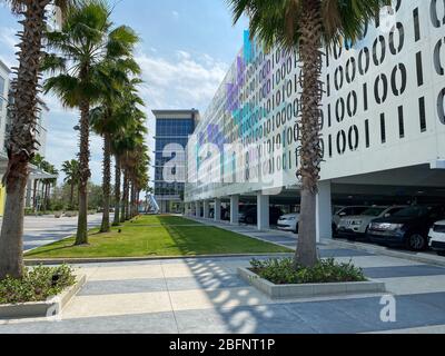 Orlando, FL/USA-4/10/20: L'esterno del garage binario e un edificio di uffici nel Centro Citta' al Laureate Park al Lago Nona in Orlando, FL Foto Stock