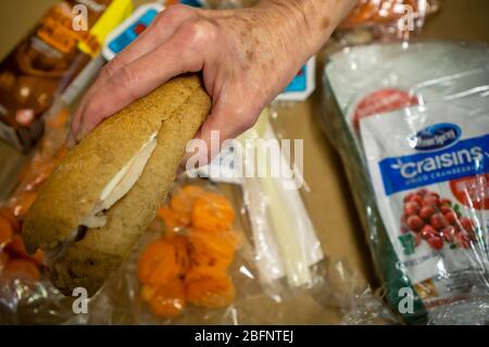 I pasti gratuiti distribuiti da New York City sono visti il giovedì 16 aprile 2020. New York si impegna a nutrire gli affamati e ha aperto oltre 400 centri pasto dove adulti e bambini possono ricevere un pacchetto di colazione, pranzo e cena. (© Richard B. Levine) Foto Stock