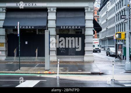 Salì a bordo del negozio Sephora sulla Lower Fifth Avenue vuota nel quartiere Flatiron di New York sabato 18 aprile 2020 durante la pandemia del COVID-19. (© Richard B. Levine) Foto Stock