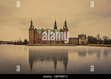 Inverno e riflessioni nel ghiaccio sottile sul lago al Castello di Frederiksborg, Hillerod, Danimarca, 6 febbraio 2018 Foto Stock