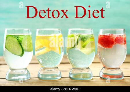 Concetto di dieta detox. Bicchieri con gustose bevande sul tavolo in legno Foto Stock