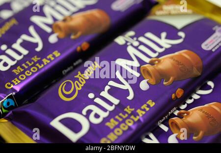 primo piano della barra di cioccolato al latte cadburys Foto Stock