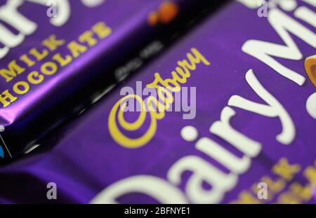 primo piano della barra di cioccolato al latte cadburys Foto Stock