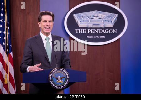 Dana Deasy, responsabile del Dipartimento della Difesa, fornisce informazioni ai giornalisti sulla pandemia COVID-19 al Pentagono il 13 aprile 2020 ad Arlington, Virginia. Foto Stock