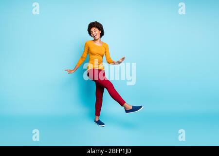 Foto a tutta lunghezza di eccitato afro american ragazza danza nella vita notturna club urlare godere gioire indossare scarpe da ginnastica isolato su sfondo blu colore Foto Stock