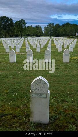 Tomba di guerra musulmana nel Cimitero Nazionale Francese (la Nécropole nationale), Jonchery-sur-Suippe, Francia che ospita le tombe di quasi 8000 soldati. Foto Stock