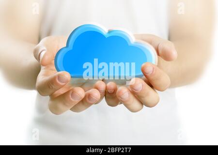 Cloud virtuale nelle mani. Concetto di archiviazione cloud Foto Stock