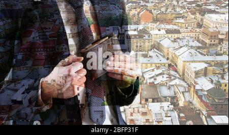 Portafoglio in pelle con denaro a mano maschile su sfondo trasparente per la città Foto Stock