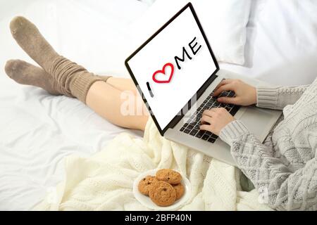 Concetto di amore per te. Donna che usa il laptop sul suo letto Foto Stock