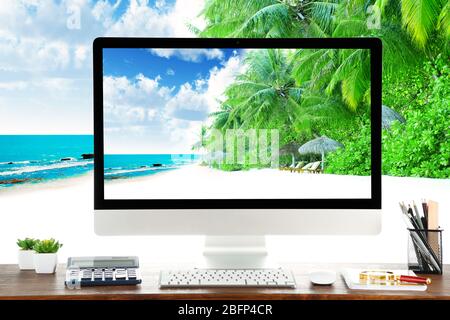 Immagine concettuale di uno spazio di lavoro e desktop con costa e alberi esotici nel resort Foto Stock