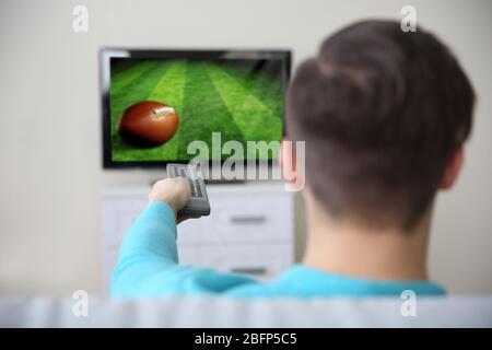 Uomo che guarda la partita di calcio in tv a casa. Foto Stock