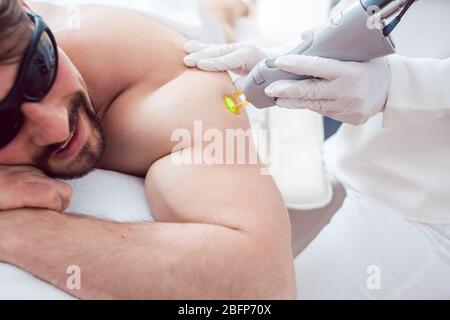 Uomo in una rimozione dei peli studio Foto Stock