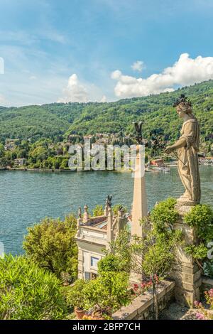 Antiche sculture nel giardino di Palazzo Borromeo, Isola Bella, Lago maggiore, Piemonte, Italia Foto Stock