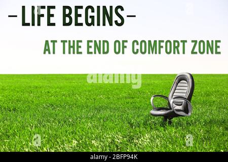 Concetto di zona comfort. Sedia sul campo di grano Foto Stock