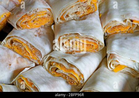 Tradizionale pasticceria bulgara di zucca - banitza, strudel o tikvenik pronti per il forno, Sofia, Bulgaria Foto Stock