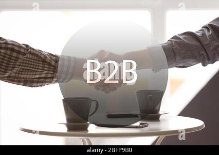 B2B business to business concept. Personale di affari che si batte Foto Stock