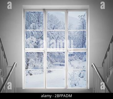 Moderna finestra residenziale con paesaggio innevato Foto Stock