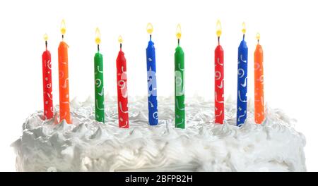 Torta di compleanno con candele, isolata su bianco Foto Stock