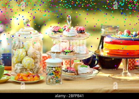 Tavolo con dolci di compleanno e torta, all'aperto Foto stock - Alamy