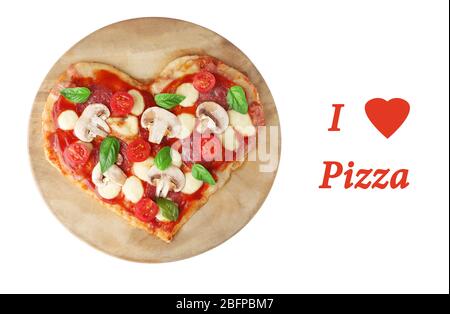 Gustosa pizza a forma di cuore, isolata su bianco Foto Stock