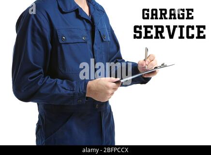 Mechanic in uniforme con un blocco appunti e penna su sfondo bianco Foto Stock