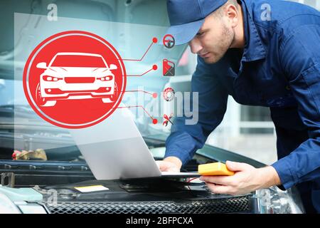 Interfaccia del programma diagnostico moderno dell'auto sullo sfondo dell'officina. Concetto di assistenza auto. Foto Stock