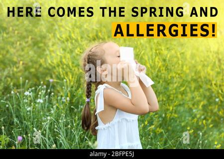 Allergia al polline. Bambina con tessuto all'aperto Foto Stock