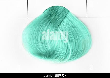 Idee di acconciatura alla moda. Campione di colore dei capelli alla menta su sfondo bianco Foto Stock