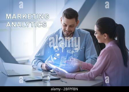 Concetto di analisi del marketing. Persone in riunione d'affari in ufficio Foto Stock