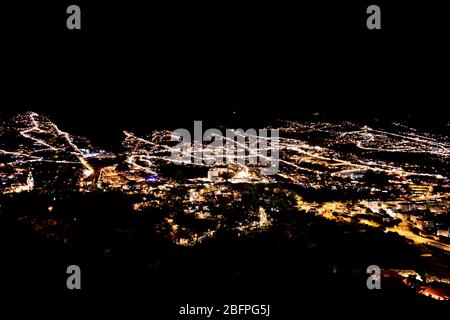 Vista su Funchal Madeira di notte con i braccialetti Foto Stock