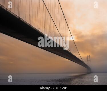 Humber Bridge a nebbia Foto Stock